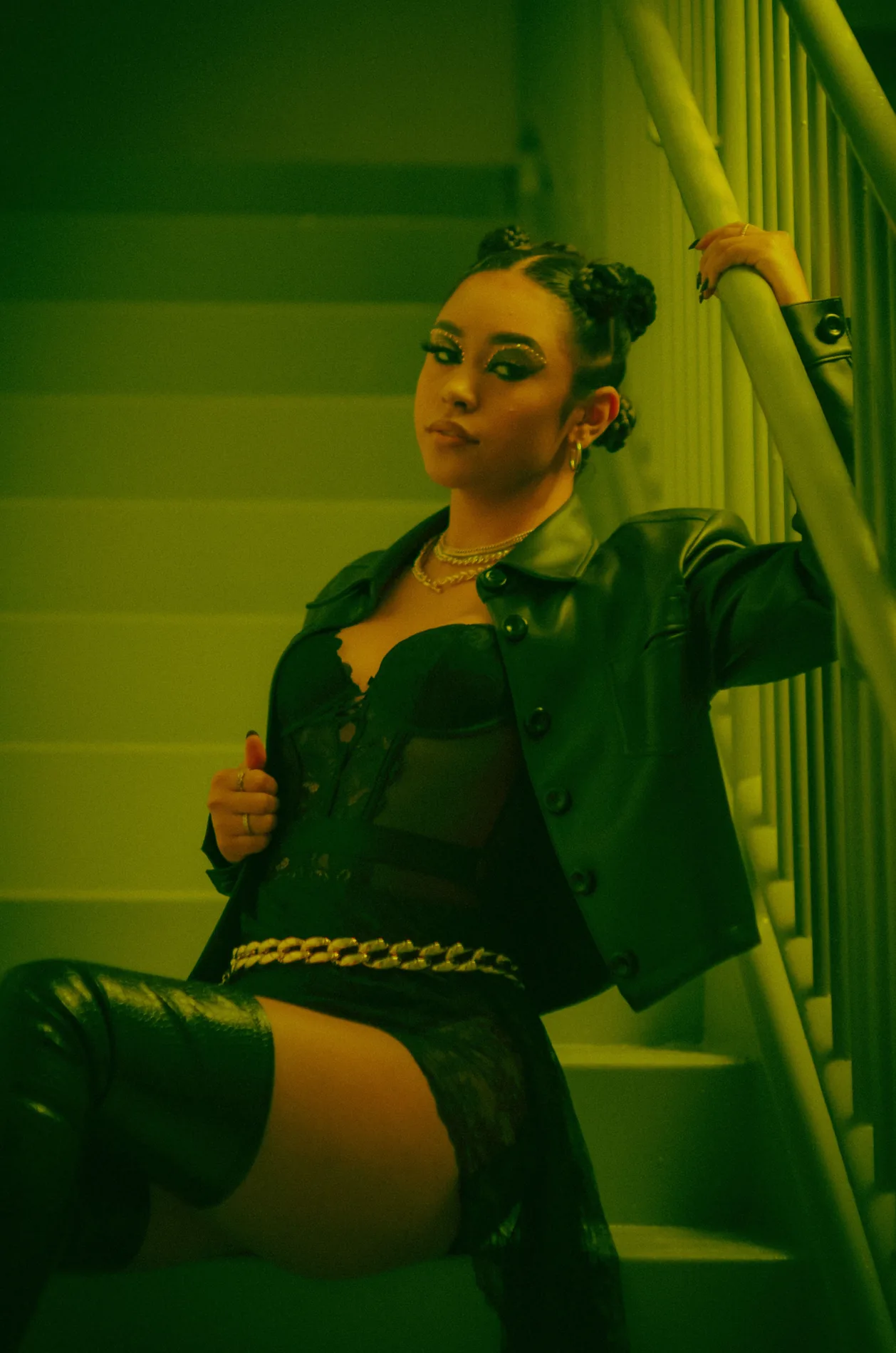 Look de lencería negra en escalera