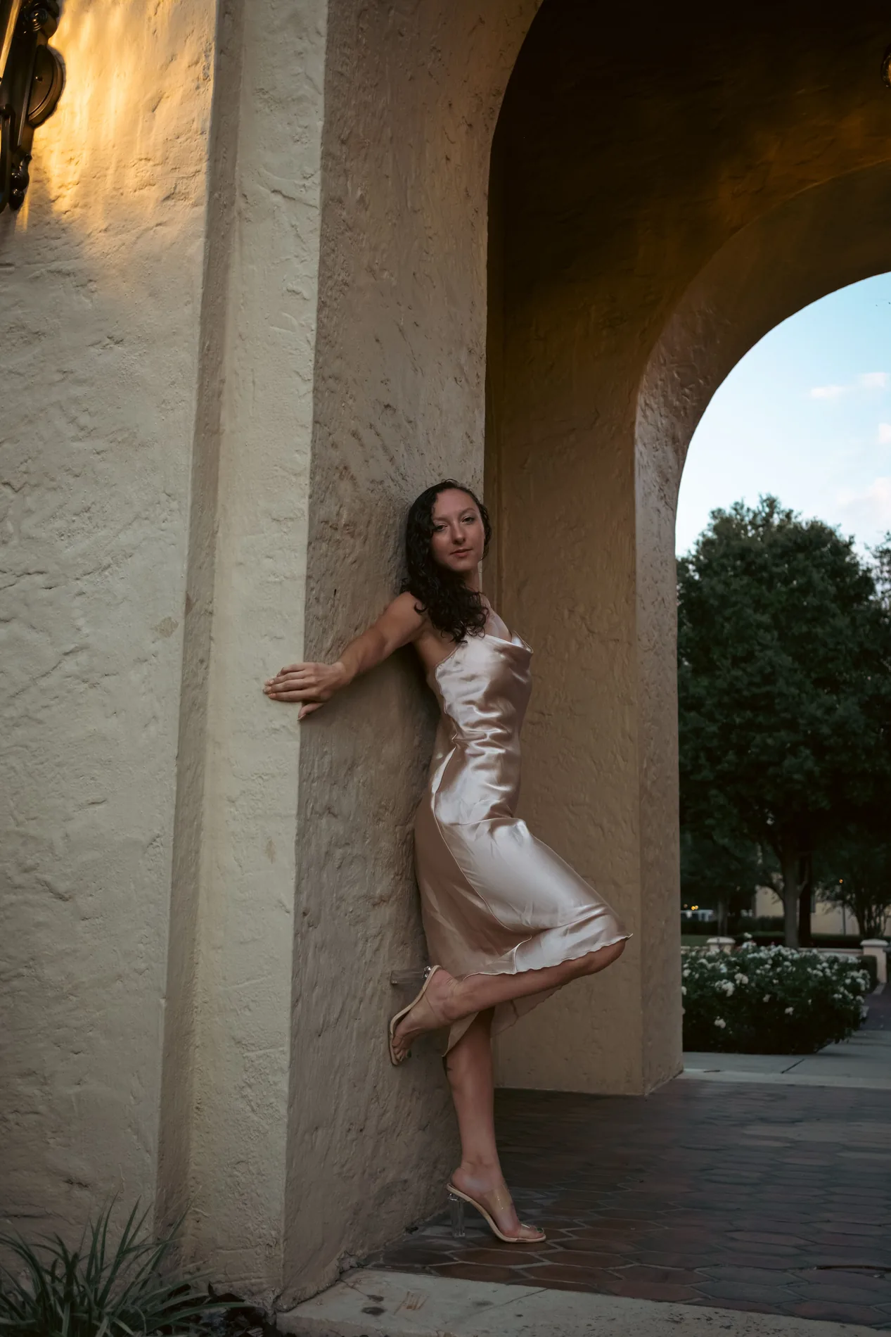 Vestido satinado marfil junto a arcos